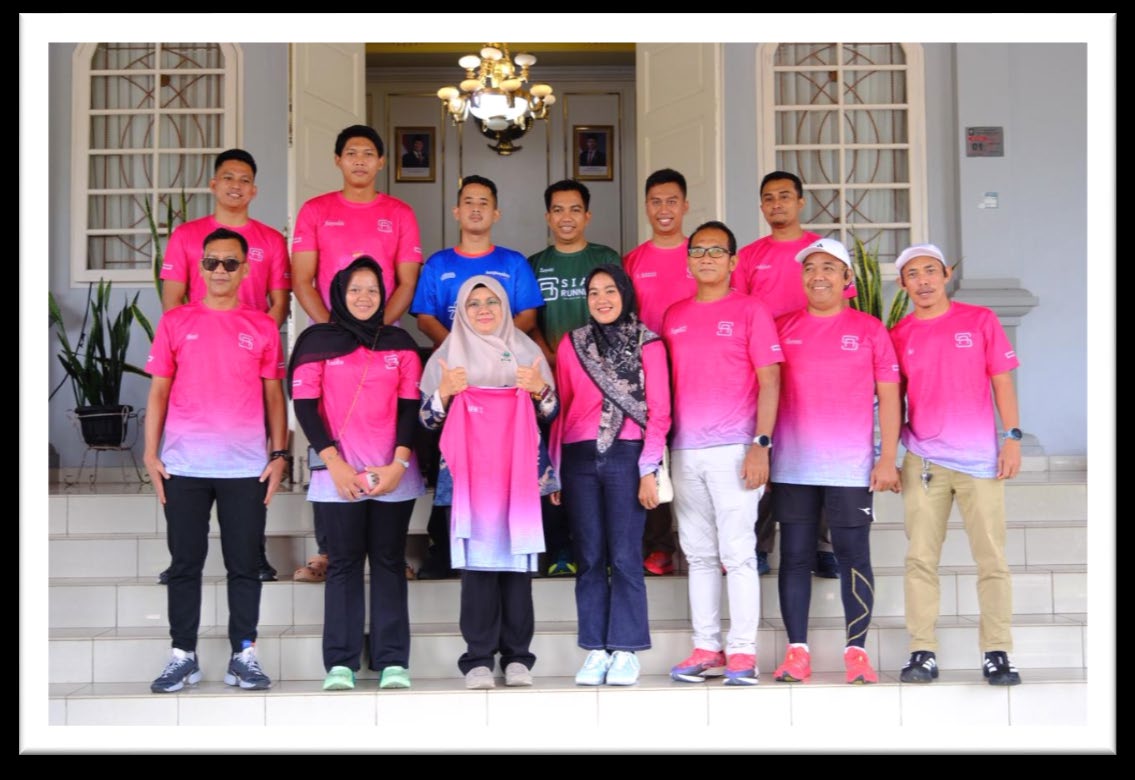 Panitia Siak Run 2026 berfoto di Istana Siak