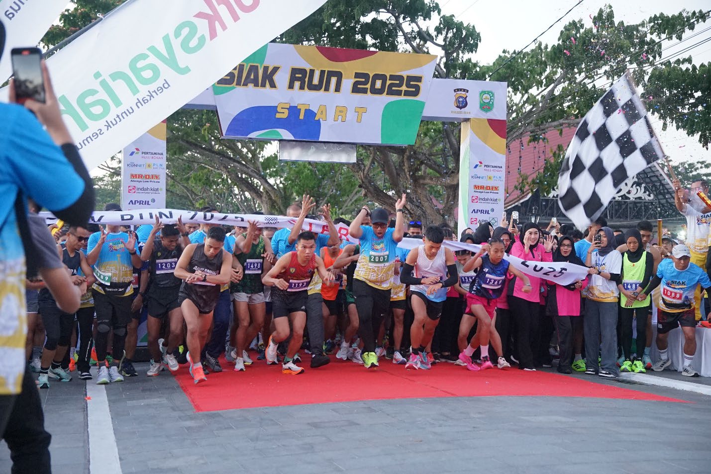 Ribuan pelari berhamburan di garis start Siak Run, di depan Istana Siak